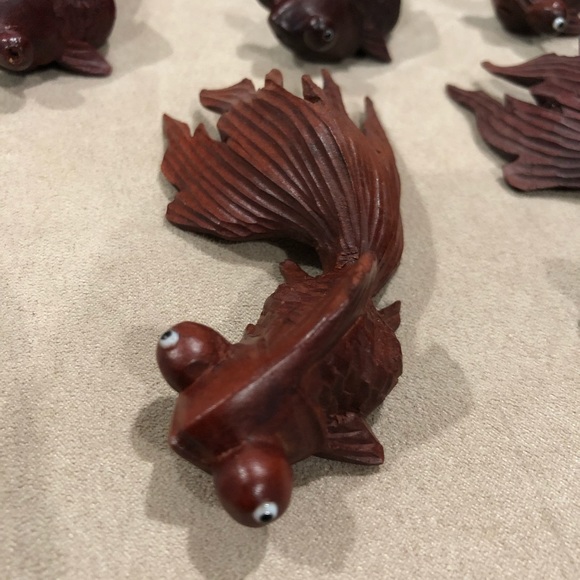 - Small carved Rosewood Fish with Glass eye - Picture 2 of 8